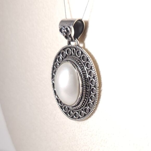 White Mabe Pearl Pendant Sterling Silver - Picture 3 of 10